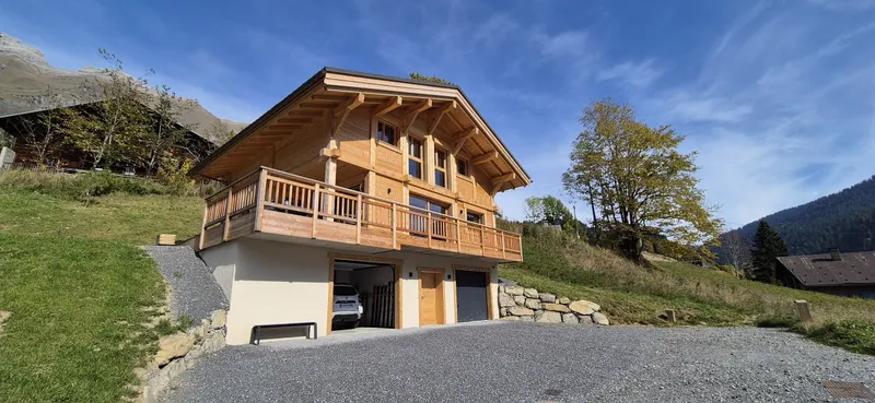 Chalet poteau-poutre livré, galerie et balcon apparents