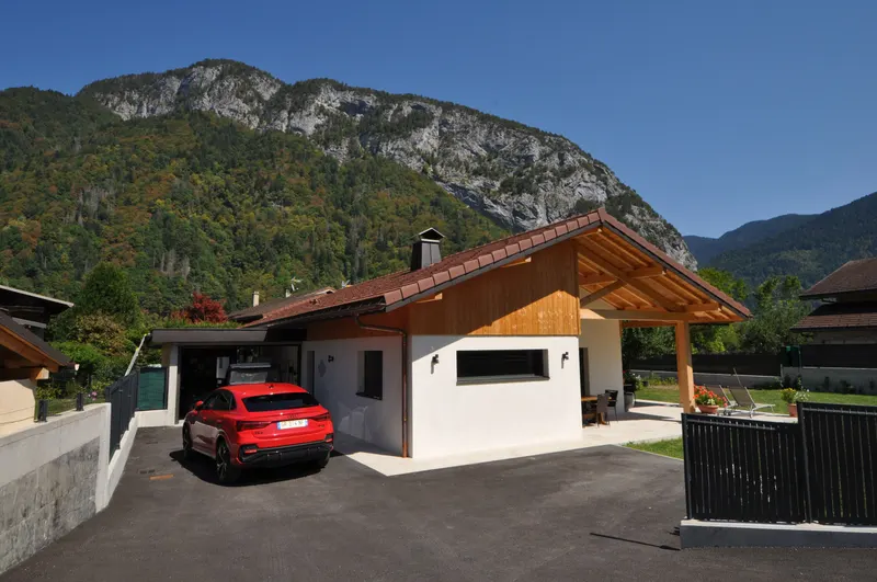 Maison contemporaine bois et enduit avec garage