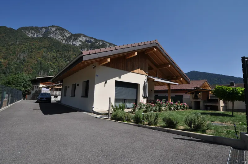 Maison contemporaine avec garage accolé