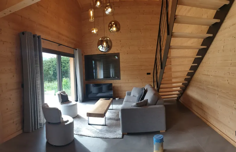 Séjour contemporain ouvert sur l'escalier et le jardin