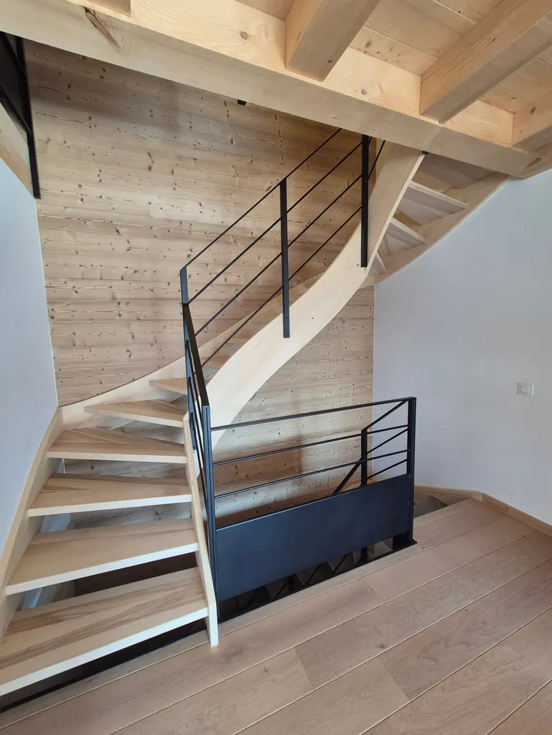 Escalier et mezzanine à garde-corps métallique
