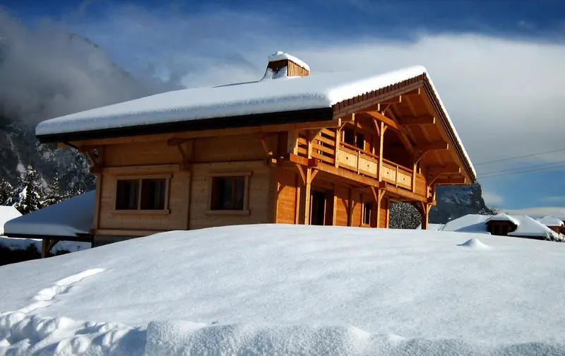 Façade de chalet madrier en hiver