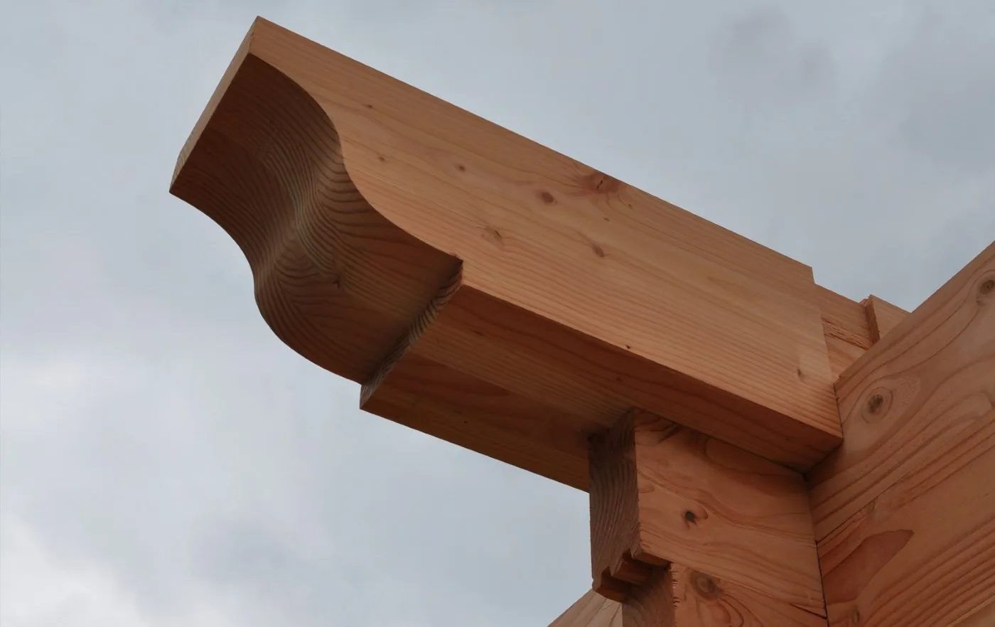 About de poutre chantourné : grain du bois et assemblage réalisés par ArchiBois Concept