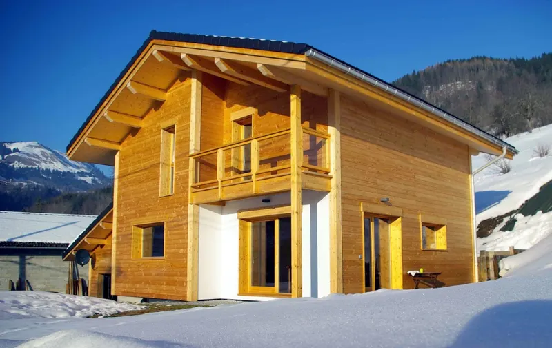 Maison à ossature bois avec bardage et parement crépi