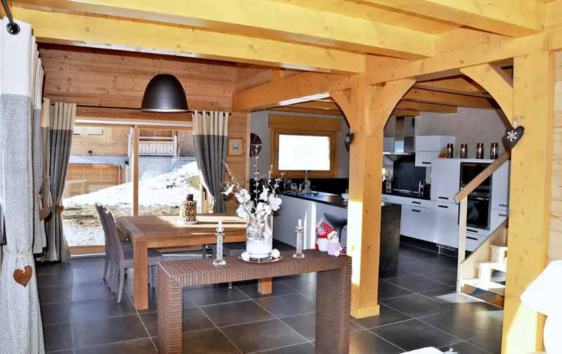 Intérieur bois avec poutres apparentes
