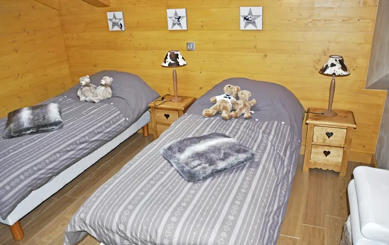Chambre lambrissée avec lit double