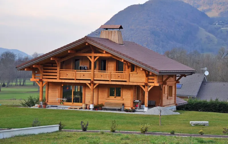 Chalet bois avec galerie et balcon en Haute-Savoie