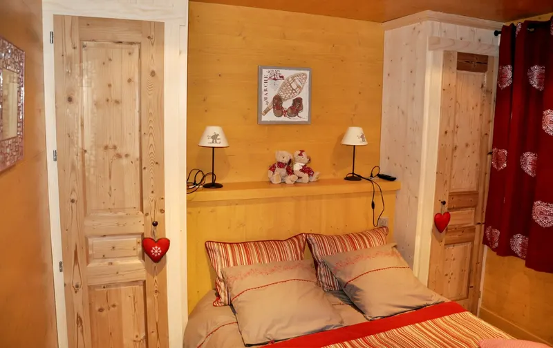 Chambre en bois avec tête de lit