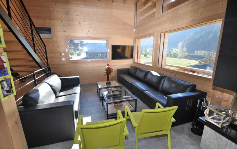 Salon ouvert avec vue sur la montagne
